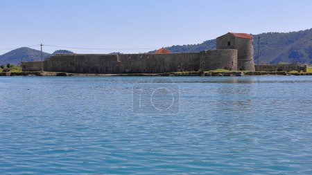 Téléchargez les photos : La forteresse triangulaire construite par les Ottomans en 1655 sur le côté sud du canal Vivari, capturée par les Vénitiens en 1660 et utilisée pour protéger l'industrie de la pêche, site archéologique de Butrint. Vlore comté-Albanie - en image libre de droit