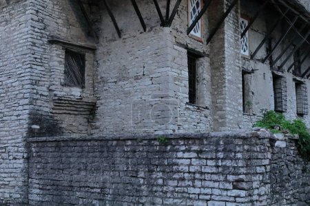 Téléchargez les photos : Coin d'une maison ottomane traditionnelle, bien conservée, de trois étages avec mur de défense datant du début des années 1700, la plus riche de la ville, dans la partie supérieure de la vieille ville. Gjirokaster-Albanie. - en image libre de droit