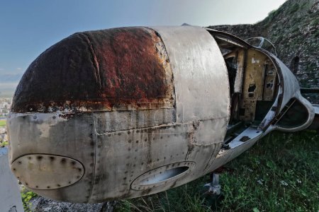 Foto de Antiguo avión Lockheed T-33 Shooting Star militar estadounidense aterrizó y fue abandonado en el aeropuerto de Tirana en 1957, desde 1970 en la cima de la ciudadela como parte de la Exposición de Armas. Gjirokaster-Albania. - Imagen libre de derechos