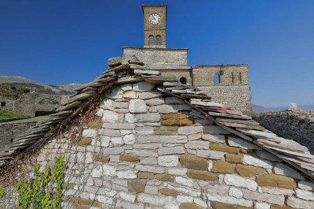 Uhrenturm, der der Zitadelle von Ali Pascha bei seinem Wiederaufbau im Jahr 1812 hinzugefügt wurde, um den Menschen die Zeit anzuzeigen, den Moment der fünf täglichen Gebete, Mali i Gjere Hintergrund zu kennen. Gjirokaster-Albanien.