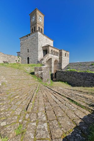 Tiefansicht des Uhrenturms, der von Ali Pascha in seiner Rekonstruktion im Jahr 1812 der Zitadelle hinzugefügt wurde, um den Menschen die Zeit anzuzeigen, in der sie den Moment der fünf täglichen Gebete kennen. Gjirokaster-Albanien.