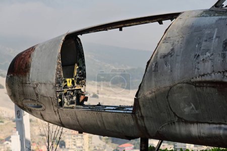 Foto de Antiguo avión Lockheed T-33 Shooting Star militar estadounidense aterrizó y fue abandonado en el aeropuerto de Tirana en 1957, desde 1970 en la cima de la ciudadela como parte de la Exposición de Armas. Gjirokaster-Albania. - Imagen libre de derechos