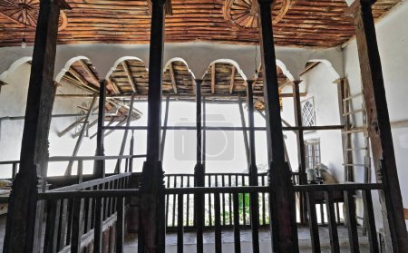 Téléchargez les photos : Balcon à sept arches vu de l'intérieur à l'extérieur du noyau central d'une maison traditionnelle de trois étages de style ottoman datant du début des années 1700 dans la partie supérieure de la vieille ville. Gjirokaster-Albanie. - en image libre de droit