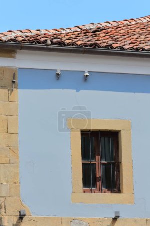 Foto de Detalle de ventana de madera barrada en la pared azul claro de un edificio de estilo otomano de dos pisos renovado en 2016, calle Rrugica Jovan Spiro Kosturi, zona Old Bazaar-Pazari i Vjeter-. Korce-Albania. - Imagen libre de derechos