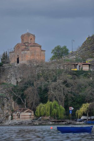 Archäologische Stätte Plaosnik, südöstliche Ecke der Kirche des Heiligen Johannes des Theologen in Kaneo - Sveti Jovan Kaneo- von einem Boot aus, das den Ohrid-See entlang des Kaneo-Strandes befährt. Stadt Ohrid im Norden Mazedoniens