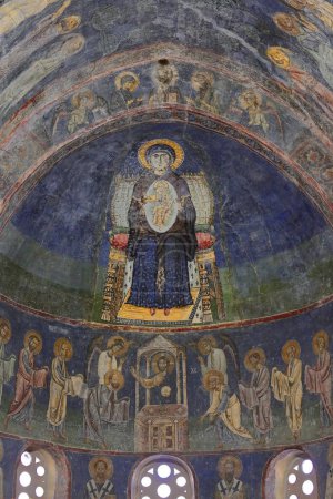 Téléchargez les photos : Ohrid, Macédoine du Nord-19 avril 2019 : L'église Sainte-Sophie, reconstruite par l'archevêque Léon entre 1035 et 1056 sur une basilique chrétienne du Ve siècle, accueille une série de fresques du XIe au XIIIe siècles - en image libre de droit