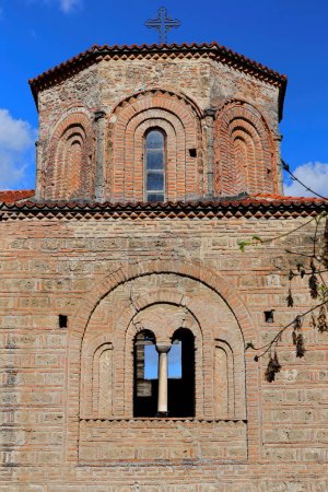 Foto de Torre octagonal sur del arzobispo Gregorio exonártex de 1314 d.C., fachada oeste de la iglesia de Santa Sofía reconstruida por el arzobispo León en 1035-1056 d.C. sobre una basílica del siglo V. Ohrid-Macedonia del Norte. - Imagen libre de derechos