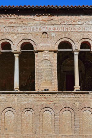 Foto de Segunda historia ventanas trillizas del arzobispo Gregorio exonártex de 1314 d.C., fachada oeste de la iglesia de Santa Sofía reconstruida por el arzobispo León en 1035-1056 d.C. sobre una basílica del siglo V. Ohrid-Macedonia del Norte. - Imagen libre de derechos