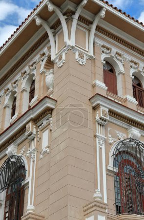 Hellbraun bemalte Ecke eines zweistöckigen, vollständig restaurierten Herrenhauses im eklektischen Stil aus den 1930er Jahren mit Renaissance- und Barockelementen in der Presidentes Avenue, im Viertel El Vedado. Havanna-Kuba.