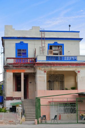 Téléchargez les photos : Maison intermédiaire art déco de trois étages des années 1930 sur la rue Linea près du coin avec l'Avenida Presidentes montrant un certain manque d'entretien. Le quartier El Vedado. La Havane-Cuba. - en image libre de droit