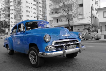 Foto de La Habana, Cuba-07 de octubre de 2019: Old blue American classic car-almendron, yank tank- Chevrolet Deluxe sedán de 4 puertas de 1952 se detuvo en la calle Linea cerca de la esquina con Avenida Presidentes, El Vedado. - Imagen libre de derechos