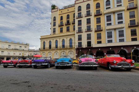 Foto de La Habana, Cuba-07 de octubre de 2019: Coches clásicos -2 Ford Fairlane '57 rojo-púrpura azul, 2 Chevrolet Styleline DeLuxe' 50 azul-rosa y 1 Bel Air '55, 1 Buick Super Eight' 48- rojo parque en Paseo del Prado. - Imagen libre de derechos