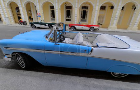 Foto de La Habana, Cuba-7 de octubre de 2019: Coches descapotables clásicos americanos - Chevrolet Bel Air blanco azul 1955-verde Buick Roadmaster Riviera 1956-rojo blanco Buick Special 40D 1957- park on Paseo del Prado. - Imagen libre de derechos
