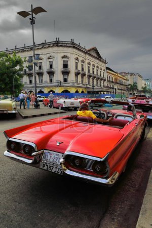 Foto de La Habana, Cuba-07 de octubre de 2019: Viejecito rojo coche clásico americano-almendro, yanqui cisterna Ford Thunderbird 2 puertas Convertible desde 1959 paradas en el paseo marítimo del Prado, Parque Central Park área. - Imagen libre de derechos