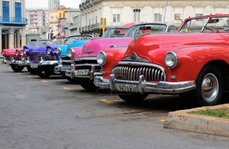 Foto de La Habana, Cuba-7 de octubre de 2019: Coches descapotables clásicos americanos -2 Ford Fairlane '57 rojo-púrpura azul, 2 Chevrolet Styleline DeLuxe' 50 azul-rosa, 1 Buick Super Eight '48- parque en Paseo del Prado - Imagen libre de derechos