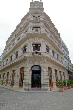 Immeuble Art Nouveau au coin sud-est des rues Mercaderes et Muralla, Plaza Vieja-Old Square, avec une maçonnerie sculptée de griffons, de satyres et de balcons en forme de vagues sur les colonnes Telamons. La Havane-Cuba.