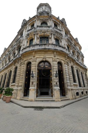 Façade baroque d'un bâtiment de trois étages aux rues Amargura et San Ignacio coin sud-ouest érigé en 1908 AD comme un entrepôt de tissu, restauré en 2003 avec des intérieurs Art Nouveau. Vieille Havane-Cuba.