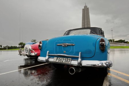 Foto de La Habana, Cuba-7 de octubre de 2019: Coches convertibles clásicos americanos (R - L), azul Chevrolet Bel Air 1953-rosa Ford Fairlane Sunliner 1956-azul Chevrolet Styleline DeLuxe 1950, estacionado en la Plaza de la Revolución. - Imagen libre de derechos