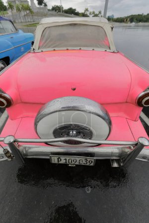Téléchargez les photos : La Havane, Cuba-07 octobre 2019 : Ford Fairlane Sunliner 1956-blue Chevrolet Styleline DeLuxe 1950- stationné sous la pluie sur Revolution Square-Jose Marti Memorial. - en image libre de droit