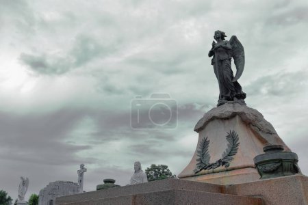 Reihe von Grabstatuen auf mehreren Gräbern auf der Westseite der Avenida Colon Avenue, Cementerio de Colon Cemetery mit kunstvoll geschnitzten Denkmälern, die auf 500 plus Mausoleen geschätzt werden. Havanna-Kuba.