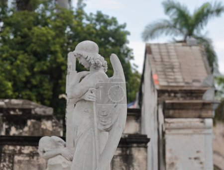 Weiße Marmorstatue des Auferstehungsengels nach dem Vorbild des Monteverde-Engels auf dem Friedhof Cementerio de Colon mit vielen kunstvoll geschnitzten Denkmälern - schätzungsweise 500 und mehr Pantheons -. Havanna-Kuba.
