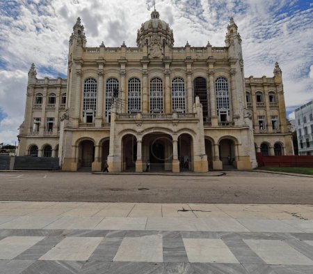 La fachada orientada al norte en la Plaza 13 de Marzo de 1920 abrió el antiguo Palacio Presidencial de estilo ecléctico con elementos neoclásicos, hoy Museo de la Revolución. Habana Vieja-Cuba.