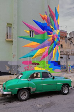 Foto de La Habana, Cuba-8 de octubre de 2019: Green American classic car-almendron, yank tank- Chevrolet Styleline DeLuxe 4-door Sedan 1952 estacionado en la calle Campanario entre Malecon Promenade y San Lazaro Street - Imagen libre de derechos