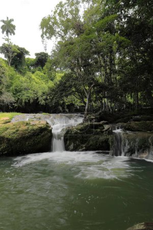 Wasserfall im Bereich der Bäder von Rio San Juan, nachhaltiger Touristenkomplex Las Terrazas, gebildet von felsigen natürlichen Terrassen, durch die das Wasser fließt und eine Reihe von Pools verursacht. Artemisa prov.-Kuba