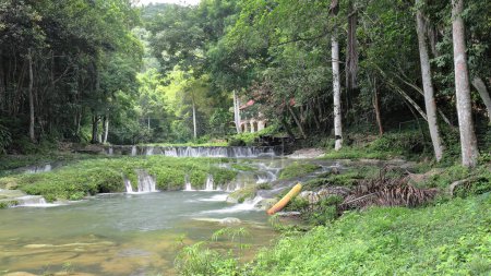 Cascade dans la zone des bains de Banos del Rio San Juan, complexe touristique durable Las Terrazas, formé par des terrasses naturelles rocheuses à travers lesquelles l'eau coule causant une série de piscines. Artemisa prov.-Cuba