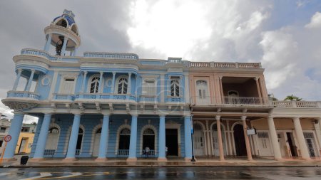 Téléchargez les photos : Cienfuegos, Cuba-11 octobre 2019 : Façade orientée vers l'est du Musée des arts et de la Direction provinciale du travail et de la sécurité sociale, Bâtiments de style éclectique face à la place Plaza Jose Marti. - en image libre de droit