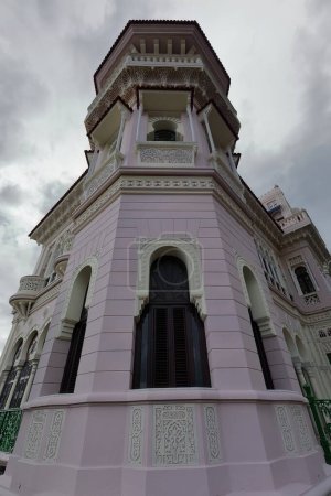 Foto de Cienfuegos, Cuba-11 de octubre de 2019: Palacio de Valle, monumento al patrimonio nacional arquitectónico que recuerda al arte hispano-morisco con influencias románicas, góticas, barrocas y mudéjares. - Imagen libre de derechos