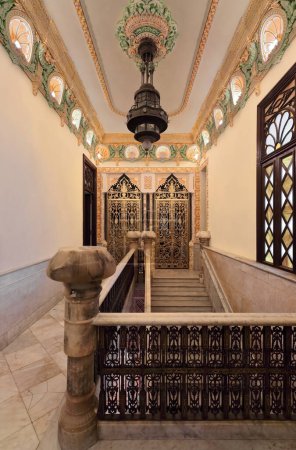Téléchargez les photos : Portes richement sculptées et moulures de plafond élaborées, palier au premier étage de l'ancien escalier en marbre Palacio de Valle Palace. Cienfuegos-Cuba-201 - en image libre de droit