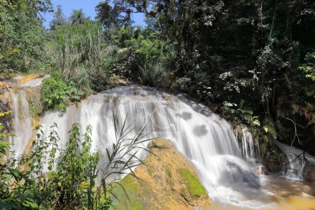 Kleiner Wasserfall, der den Poza el Venado Pool speist, einen beliebten Badeplatz auf der Sendero Centinelas del Rio Melodioso Wanderung, Parque Guanayara Park, Sierra de Escambray Mountains. Cienfuegos Provinz-Kuba.