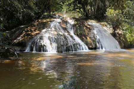 Doppelter Wasserfall, der den Poza el Venado Pool speist, ein beliebter Badeplatz auf der Sendero Centinelas del Rio Melodioso Wanderung, Parque Guanayara Park, Sierra de Escambray Mountains. Cienfuegos Provinz-Kuba