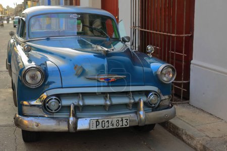Foto de Trinidad, Cuba-12 de octubre de 2019: Vista frontal, azul y blanco viejo coche clásico americano-almendro, tanque de yanqui Chevrolet Bel Air 4 puertas Sedán de 1953 se detuvo en una calle de la Plaza Mayor. - Imagen libre de derechos