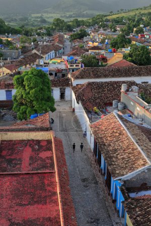 Trinidad, Cuba-12 octobre 2019 : Coucher de soleil précoce, vue vers le nord-ouest depuis le clocher de l'église de San Francisco sur les toits de tuiles rouges de la ville, Cristo Street, après San Jose Street, et le long de Real del Jigue Street.