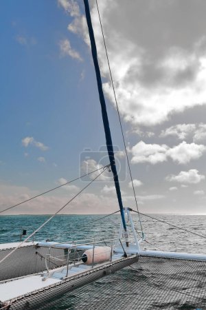 Bogen und Trampolin eines kreuzenden Katamarans auf seiner morgendlichen Fahrt nach Cayo Iguana Key, einem kleinen sandigen Stück Land vor der Südufer der Hauptinsel, etwa zwei Bootsstunden entfernt. Trinidad-Kuba.