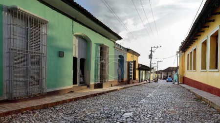 Foto de Casas coloniales en la empedrada Calle Boca, hasta la transversal Plaza Plazuela del Jigue y Calle Real del Jigue. Trinidad-Cuba-278 - Imagen libre de derechos