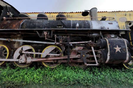 Trinidad, Cuba-14 de octubre de 2019: Viejas locomotoras de vapor descansan en paz en el flanco de la estación, retiradas del servicio después de largos años de servicio en la línea turística Valle de los Ingenios-Sugar Mills Valley.
