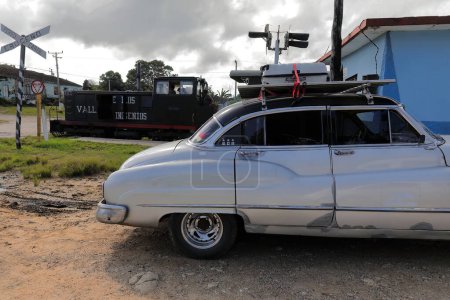 Téléchargez les photos : Ancienne voiture classique almendron américaine grise Buick de 1950 stationnée sur le domaine Manaca Iznaga près de la voie ferrée. Trinidad-Cuba-296 - en image libre de droit