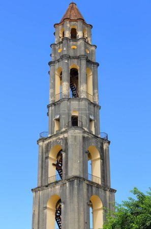 Trinidad, Kuba-14. Oktober 2019: Der 1815-1830 erbaute Glockenturm zur Überwachung der Sklaven, die in der Hacienda arbeiten, Blick von der Veranda des Anwesens des Besitzers Manaca Iznaga nach Osten.