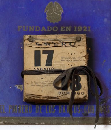 Santa Clara, Kuba - 14. Oktober 2019: Alter Mauerkalender, der Samstag, den 17. und Sonntag, den 18. Januar eines unbekannten Jahres kennzeichnet, herausgegeben von einer unbekannten Bank "Gegründet 1921-Pionier der kubanischen Banken".