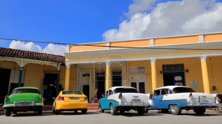 Foto de Vista trasera, coches clásicos americanos verdes y azul-blancos Chevrolet de 1953, 1955, 1956- estacionado en la calle Máximo Gómez Street. Sancti Spiritus-Cuba-331 - Imagen libre de derechos