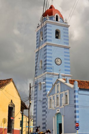 Sancti Spiritus, Kuba-15. Oktober 2019: Iglesia Parroquial Mayor Espiritu Santo Kirche aus Holz im Jahr 1522, 1680 in Stein umgebaut, gilt als älteste erhaltene Kirche des Landes, mit einem Glockenturm von XIX C30 m Höhe
