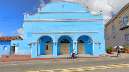 Téléchargez les photos : Sancti Spiritus, Cuba-15 octobre 2019 : Façade néoclassique peinte en bleu azur, Théâtre principal du Teatro construit en 1839 sur le côté ouest de la rue Calle Maximo Gomez, au bord de la rivière, secteur sud de la ville. - en image libre de droit