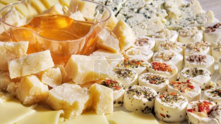 Téléchargez les photos : Plate of snacks with assorted cheese and honey dish. View from above - en image libre de droit