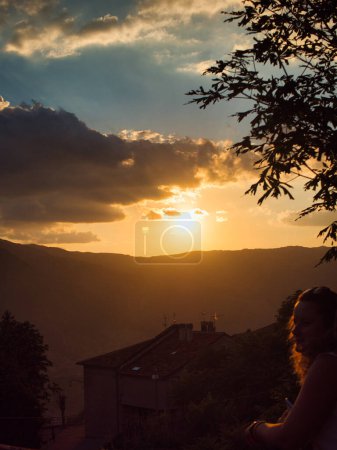 Foto de Atardecer en una ciudad de montaña en Italia. - Imagen libre de derechos