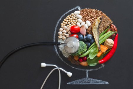Téléchargez les photos : Produits alimentaires bons pour la santé et la planète, abstraction du globe avec stéthoscope sur tableau, concept de régime alimentaire santé planétaire - en image libre de droit