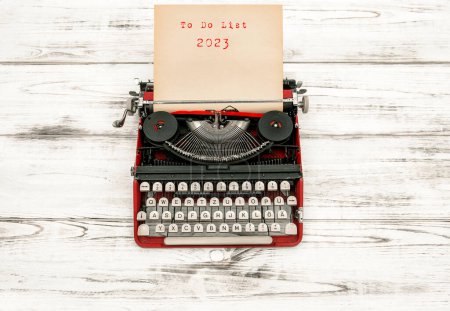 Foto de Resoluciones de Año Nuevo. Máquina de escribir vintage con texto To Do List 2023 - Imagen libre de derechos