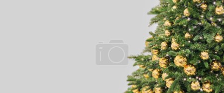 Téléchargez les photos : Arbre de Noël avec ornements dorés et lumières. Longue bannière - en image libre de droit